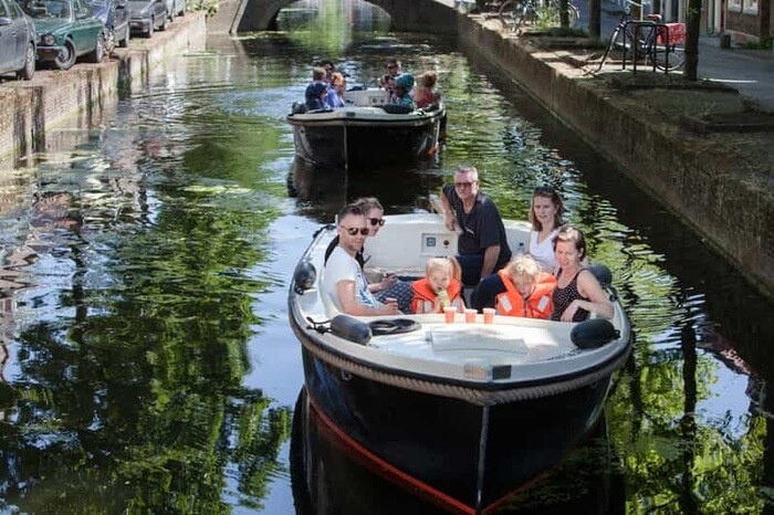 Delft Private Canal Cruise & Hidden Courtyards